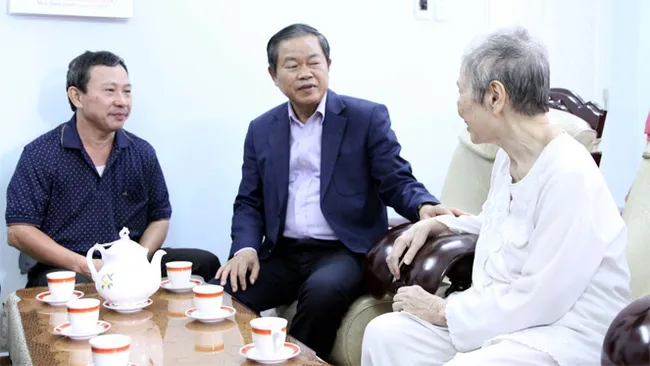 Vice Chairman of the National Assembly (NA) Do Ba Ty visits family of late President Vo Chi Cong. (Photo: quochoi.vn)