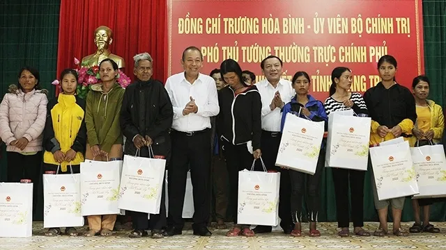 Deputy PM Truong Hoa Binh presents gifts to poor households in Quang Tri province.
