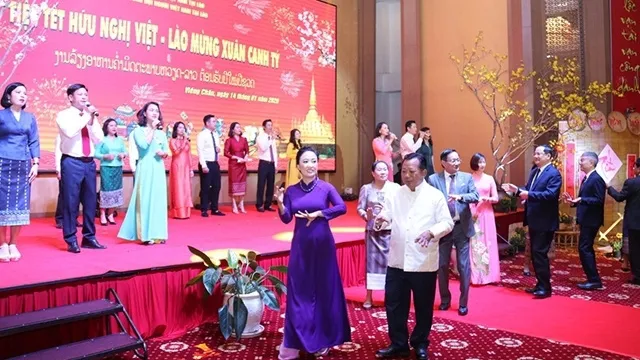At the meeting in Vientiane to celebrate Vietnamese Tet. (Photo: NDO)