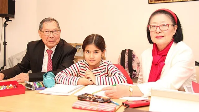 Can Van Kiet (L) and Can Anh Claudine (R)