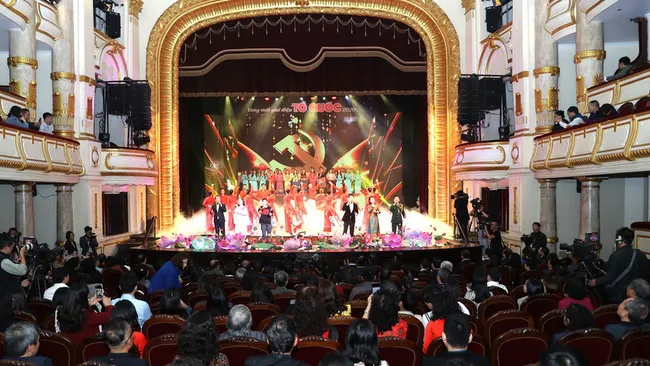 At the art programme (Photo: hanoimoi.com.vn)