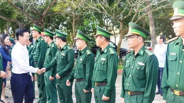 Politburo member and Head of the Party Central Committee’s Commission for Communications and Education Vo Van Thuong (far left) conveys his Tet wishes to Duc Minh Border Guard officers and soldiers, Quang Ngai Province, January 20, 2020. (Photo: NDO)