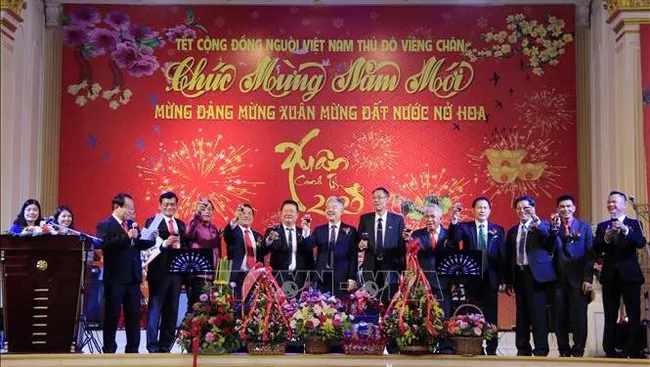 Participants make a boast to celebrate Lunar New Year at an event held in Vientiane on January 19 (Photo: VNA)