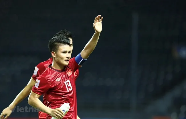 Hanoi FC midfielder Nguyen Quang Hai is emerging as the odds-one favourite for the 2019 Vietnam Golden Ball (Men) award.