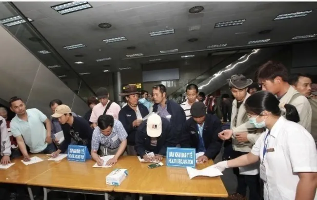 Workers returning from Libya fill in health declaration forms at Noi Bai International Airport in Hanoi (Photo: VNA)