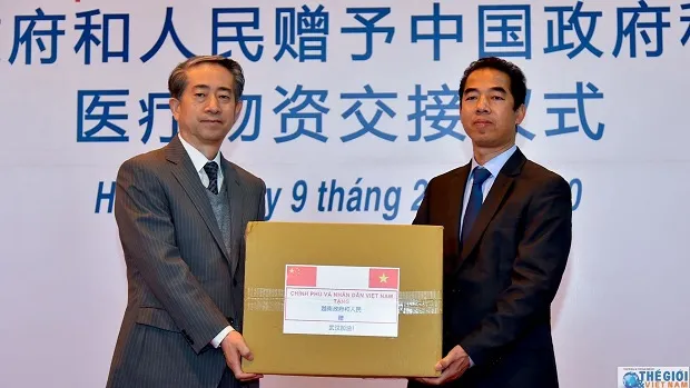 Deputy Minister of Foreign Affairs To Anh Dung (R) hands over a gift package to Chinese Ambassador Xiong Bo (Photo: baoquocte.vn)