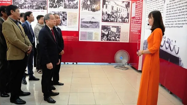 The delegates visiting the exhibition