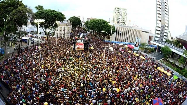 Crowd cheering around an electric truck. (Photo: VALTER PONTES)