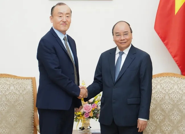 Prime Minister Nguyen Xuan Phuc (R) and WHO Representative in Vietnam Park Ki-dong. (Photo: NDO/Tran Hai)