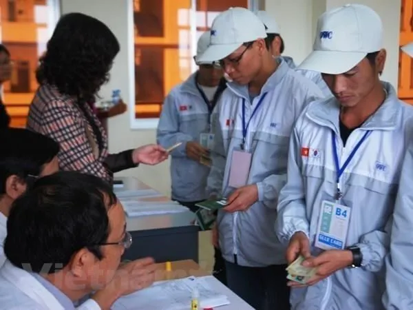 Vietnamese workers complete procedures to work in the RoK (Photo: VNA)