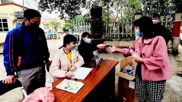 Free face masks distributed to local residents in Son Loi commune, Binh Xuyen district, Vinh Phuc province.
