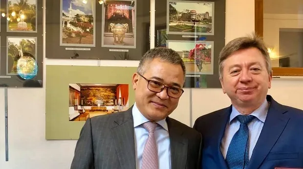 Vietnamese Ambassador to Hungary Nguyen Tien Thuc (L) at the exhibition (Photo: thoidai.com.vn)