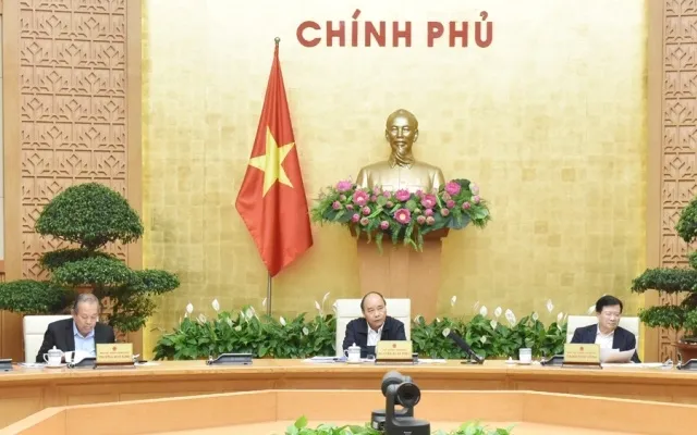 Prime Minister Nguyen Xuan Phuc (C) has asked to reduce live pig price to below VND60,000 (US$2.26) per kg. (Photo: NDO/Tran Hai)