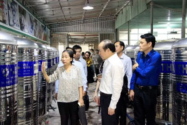 The delagation visit a unit producing dragon fruit wine in Binh Thuan (Photo: VNA)
