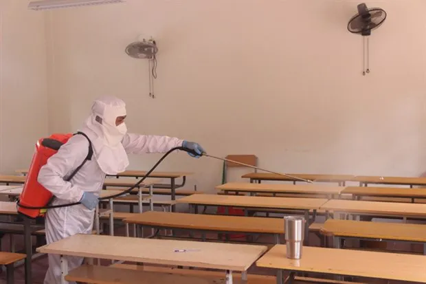 A medical official disinfects Huynh Thuc Khang High School in Nghe An province’s Vinh city. (Photo: VNS/VNA)