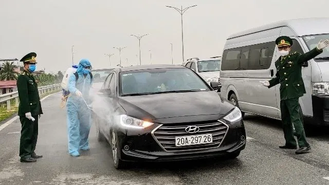 A health worker spray disinfectants to prevent COVID-19 on the way to Cat Hai Island in Hai Phong City. (Photo: NDO/Ngo Quang Dung)
