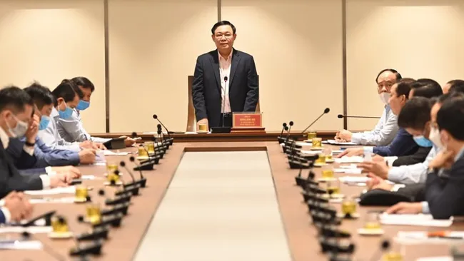 Secretary of Hanoi Party Committee Vuong Dinh Hue speaking at the working session. (Photo: hanoimoi)