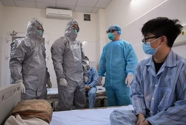 Doctors visit a patient undergoing treatment at the National Hospital of Tropical Diseases in Hanoi. (Photo: NDO)