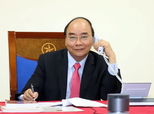 Prime Minister Nguyen Xuan Phuc holds talks with his Czech Republic counterpart Andrej Babis by telephone on March 23, 2020. (Photo: VGP)