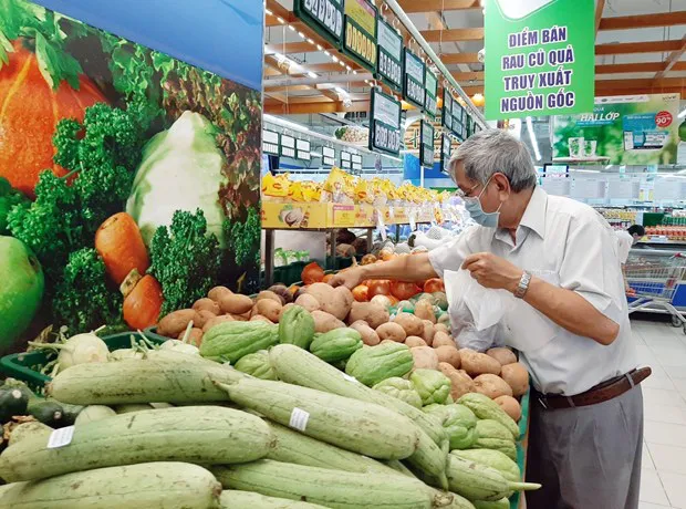 A consumer shops at a supermarket in Ho Chi Minh City (Photo: VNA)