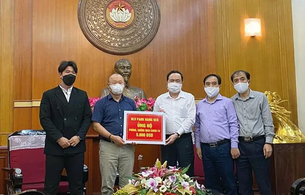 The head coach of the Vietnamese men’s football team Park Hang-seo donates 5,000 USD to Vietnam’s fight against the COVID-19 pandemic. (Photo: VNA)