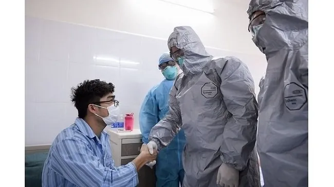 Doctors encourage a patient being treated at the Hanoi-based National Hospital of Tropical Diseases in Dong Anh District.