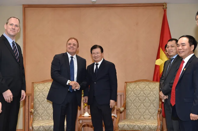 Deputy PM Trinh Dinh Dung (right) and Paul Blakeley, President and Chief Executive Officer of Jadestone Energy Inc. (Photo: VGP)