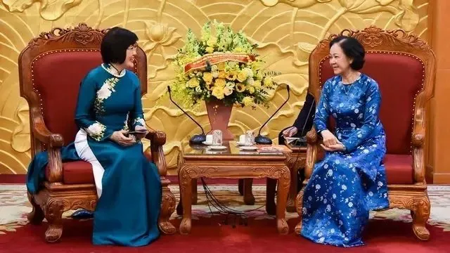 Politburo member Truong Thi Mai and ASEAN Community Women's Group Ambassador Nguyen Nguyet Nga (Photo: To Quoc)