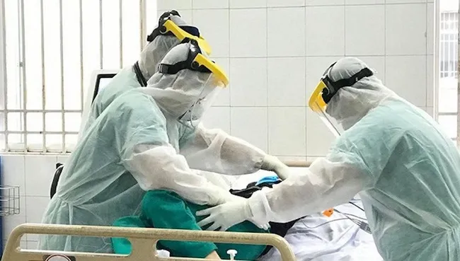 Doctors are taking care of COVID-19 patients. (Illustrative image)