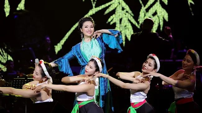 Singer Tan Nhan performs in her live show 