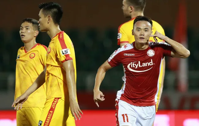 Nguyen Xuan Nam celebrates scoring a late winner for Ho Chi Minh City. (Photo: VPF)