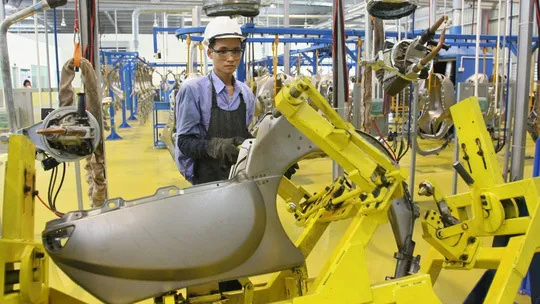 The PM asks for specific and effective solutions to ease difficulties for production and business activities. (Illustrative image)