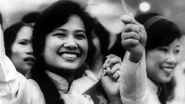 Saigon people welcome the liberation army forces. (A scene from the documentary film 