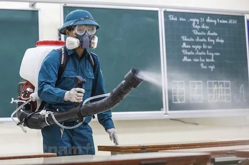 A worker fumigates a classroom of a Hanoi school to prevent COVID-19 transmission (Photo: VNA)