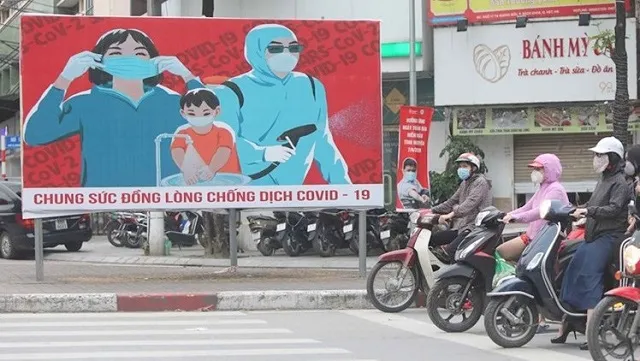 Each citizen should continue to raise awareness of COVID-19 preventive measures in daily activities (Photo: VNA)