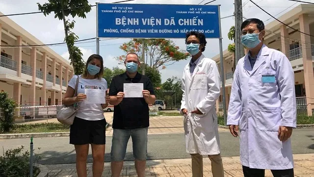 Two foreign COVID-19 patients leave Cu Chi field hospital on April 18 following their full recovery. (Photo: TTO)