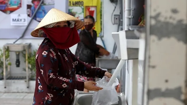 A woman receiving rice from a 