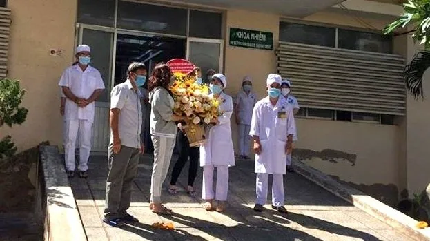 Patients declared recovered from COVID-19 in Binh Thuan present flowers to express their sincere thanks to doctors at the Infectious Department of Binh Thuan General Hospital, Binh Thuan Province, April 3, 2020. (Photo: NDO/Dinh Chau)