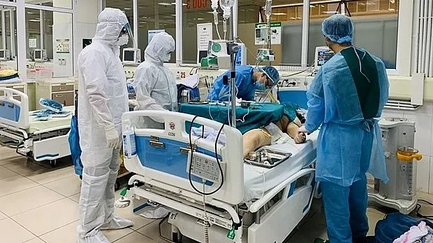 Vietnamese health workers take care of COVID-19 patient. (Photo: VNA)