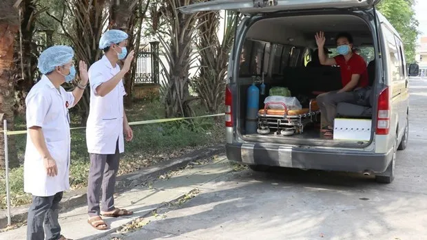Doctors at Kim Son district's General Hospital in northern Ninh Binh province bid farewell to a recovered patient. (Photo: VNA)