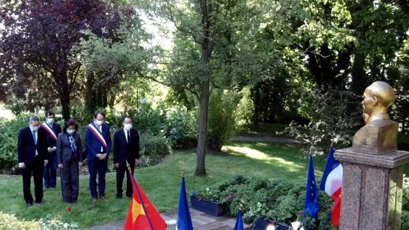 Representatives from the Vietnamese Embassy in France and the authorities of Montreuil City offer flowers at the Ho Chi Minh statue. (Photo: NDO/Dinh Tuan)