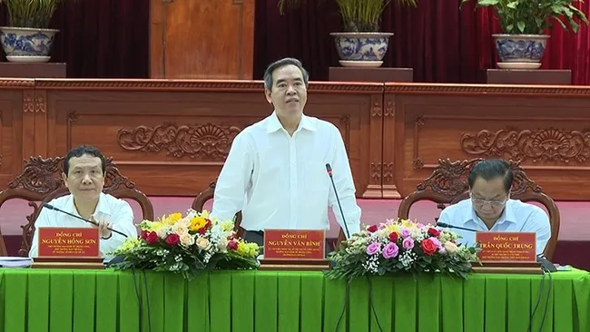 Politburo member Nguyen Van Binh speaks at the conference.