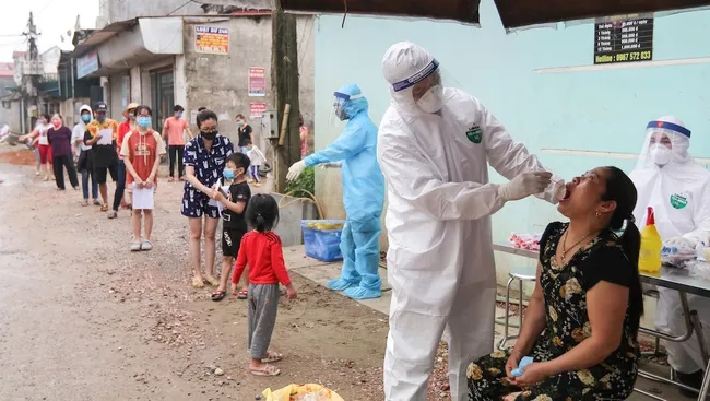 A medical worker takes a sample from a local in Dong Cuu hamlet, Dung Tien commune, Thuong Tin district, Hanoi. (Photo: NDO)