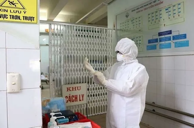 Vietnam has conducted the rapid concentrated quarantine of people infected with SARS-CoV-2, while applying proper measures to quarantine those who have been in contact with the patients. (Photo: Lao Dong newspaper)
