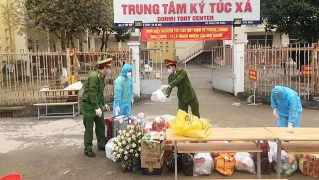 Hanoi’s Nam Tu Liem District Police transport supplies to a local isolation camp serving COVID-19 prevention and control. (Photo: NDO/Le Tu)