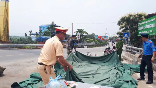 Hanoi forces dismantling a canvas quarantine post bordering Ha Nam Province on National Highway No. 21 on April 29, 2020. (Photo: Ha Noi Moi)