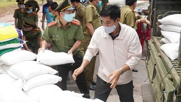The Public Security Department of central Thua Thien-Hue province presents rice to the Security Departments of the Lao provinces of Salavan and Sekong (Source: cand.com.vn)