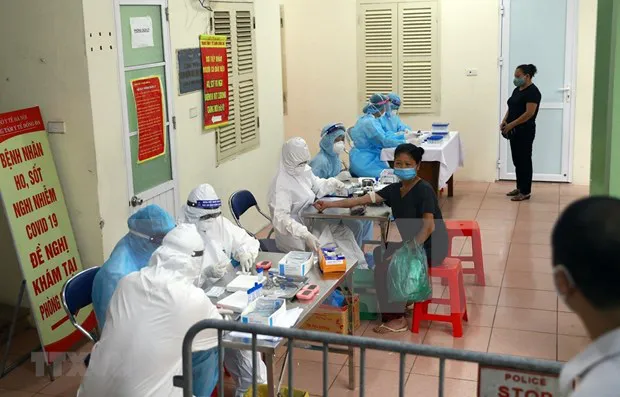 Taking sample for testing in Hanoi (Photo: VNA)