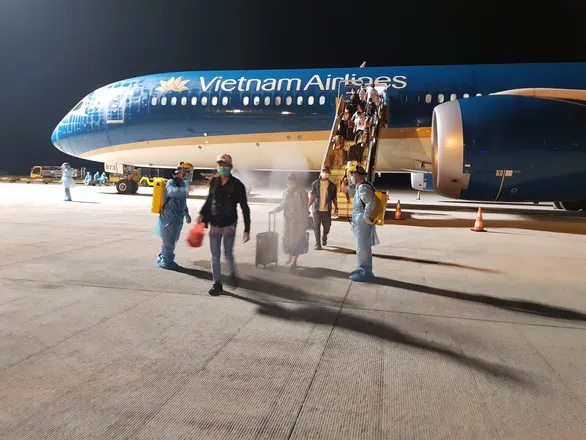 Passengers disembark a Vietnam Airlines plane at Can Tho International Airport in Can Tho City, southern Vietnam, May 3, 2020. Photo: Vietnam Airlines
