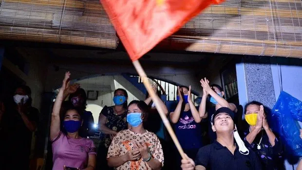 Dong Cuu villagers happily hold the national flag at the moment the quarantine orders were lifted.